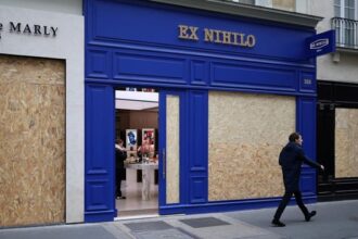 Toko di Paris Melindungi Kaca dengan Tripleks Akibat Demo