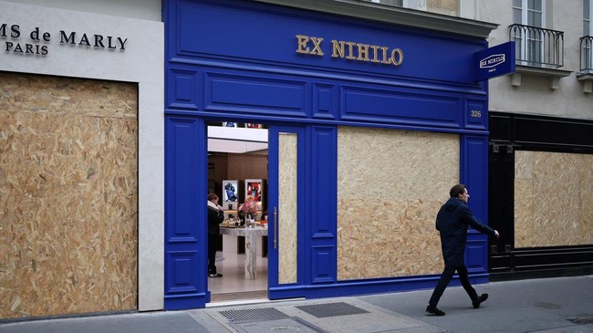 Toko di Paris Melindungi Kaca dengan Tripleks Akibat Demo