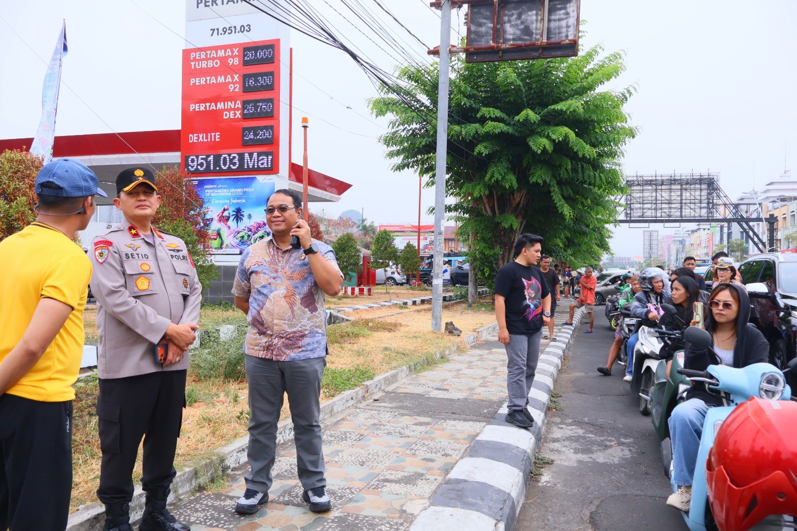 Antrean BBM di Manado masih panjang, Pertamina tambah 3.000 KL pertalite, polisi turun ke SPBU 8 bbm