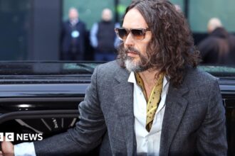 Wanita Mengaku Menutup Mata Saat Diduga Diperkosa Russell Brand