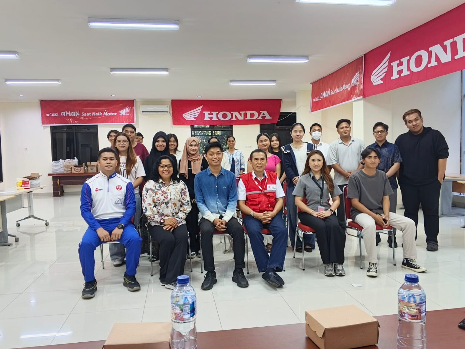 Donor darah bersama FJPI, BEM Unsrat dan DAW Honda libatkan puluhan pendonor