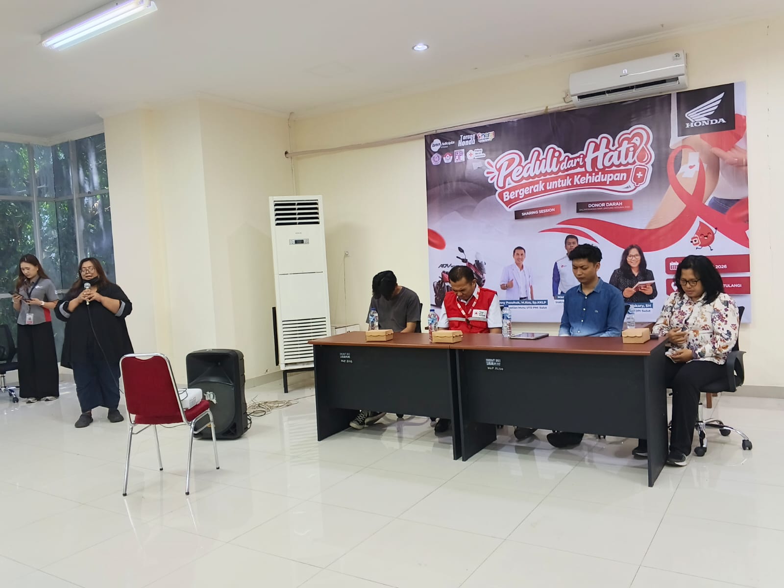 Donor darah bersama FJPI, BEM Unsrat dan DAW Honda libatkan puluhan pendonor 9 Donor darah bersama FJPI, BEM Unsrat dan DAW Honda libatkan puluhan pendonor