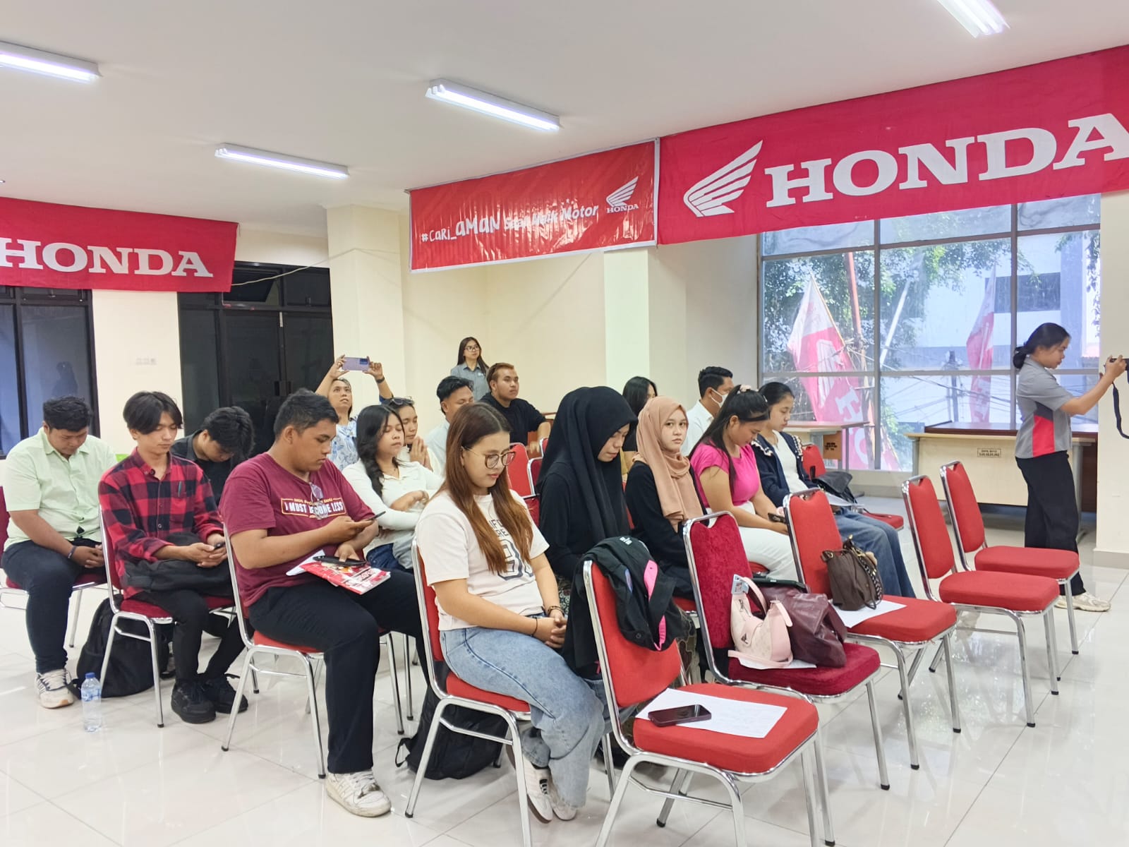 Donor darah bersama FJPI, BEM Unsrat dan DAW Honda libatkan puluhan pendonor 8 Donor darah bersama FJPI, BEM Unsrat dan DAW Honda libatkan puluhan pendonor