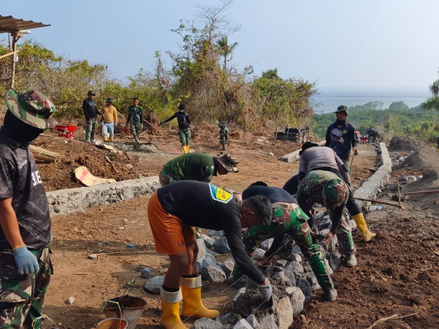 Satgas TMMD ke-130 Kodim 1301/Sangihe Kebut Pembangunan Jalan Rabat Beton dan Sumur Bor di Tanaki
