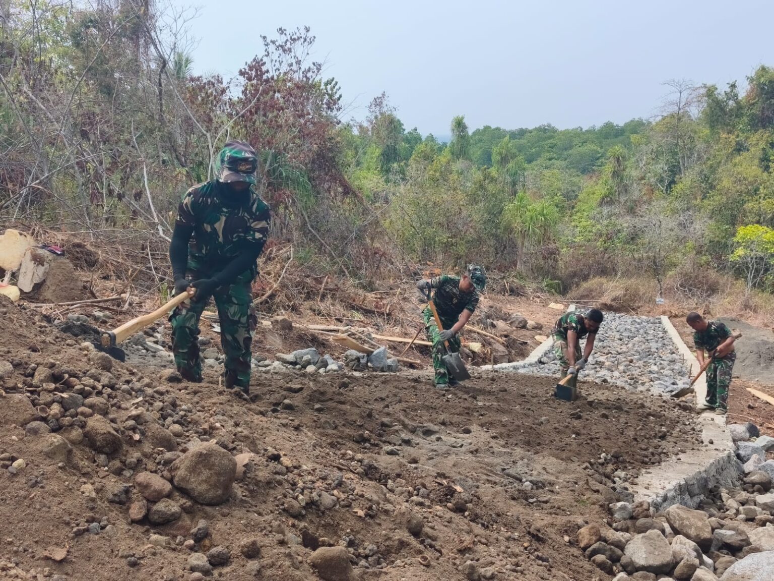 Pembangunan Jalan Rabat Beton 207 Meter di Tanaki Dikebut, Libatkan TNI dan Warga