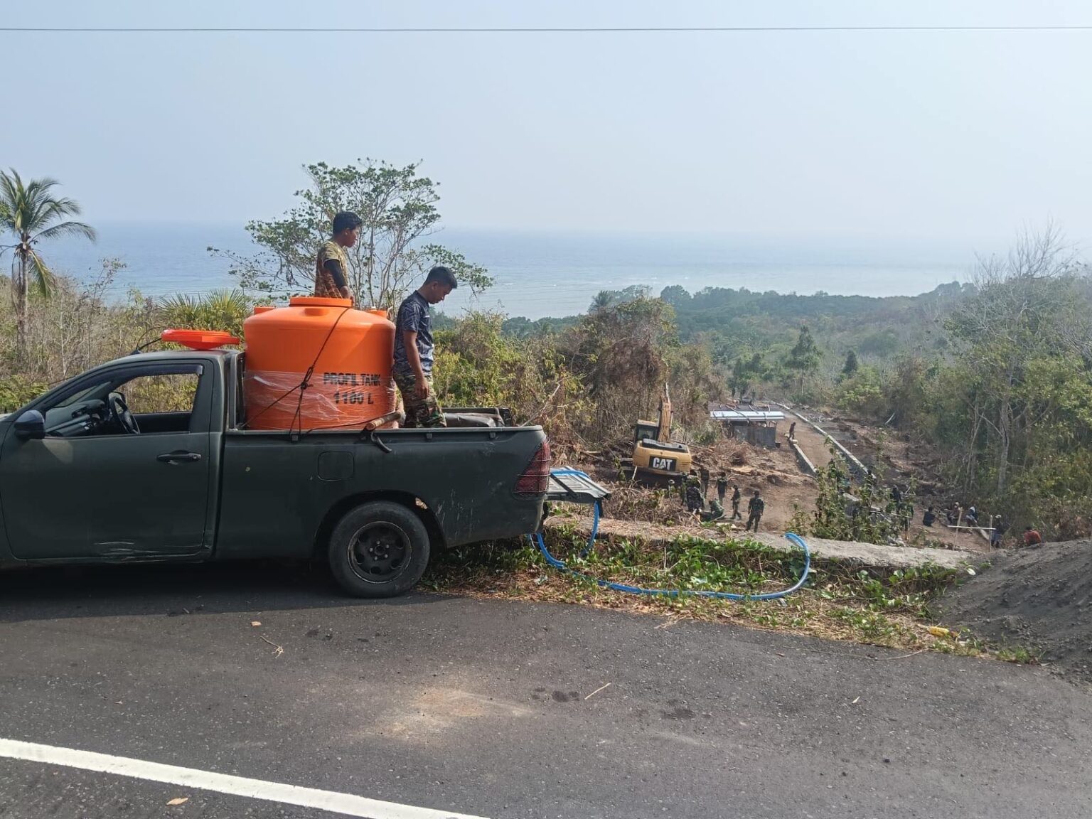 Pasokan Air Dukung Pembangunan Jalan Rabat Beton TMMD di Kampung Tanaki