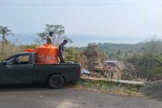 Pasokan Air Dukung Pembangunan Jalan Rabat Beton TMMD di Kampung Tanaki