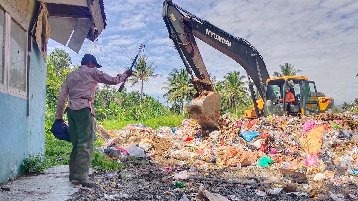 Pahlawan sunyi dari gunungan sampah
